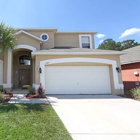 Driveway Washing for Oil Stains: What Works (and What Doesn’t)